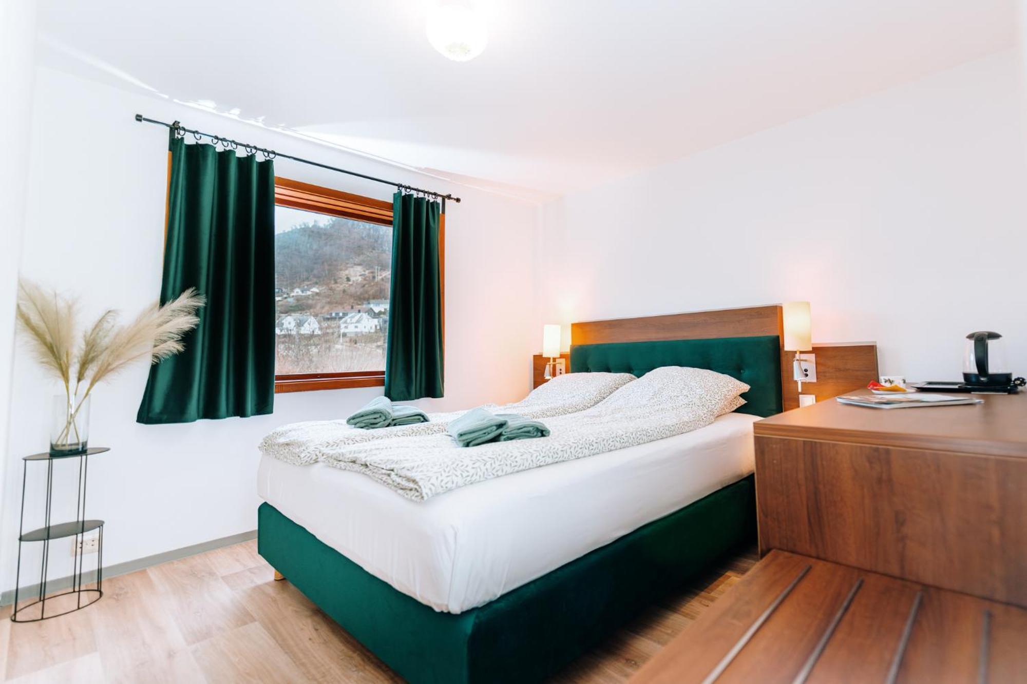 Hotel Nokling & Camping Hjelmeland Exterior photo